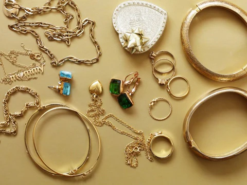 Minimalist Gold Jewelry Pieces To Add to Your Wardrobe